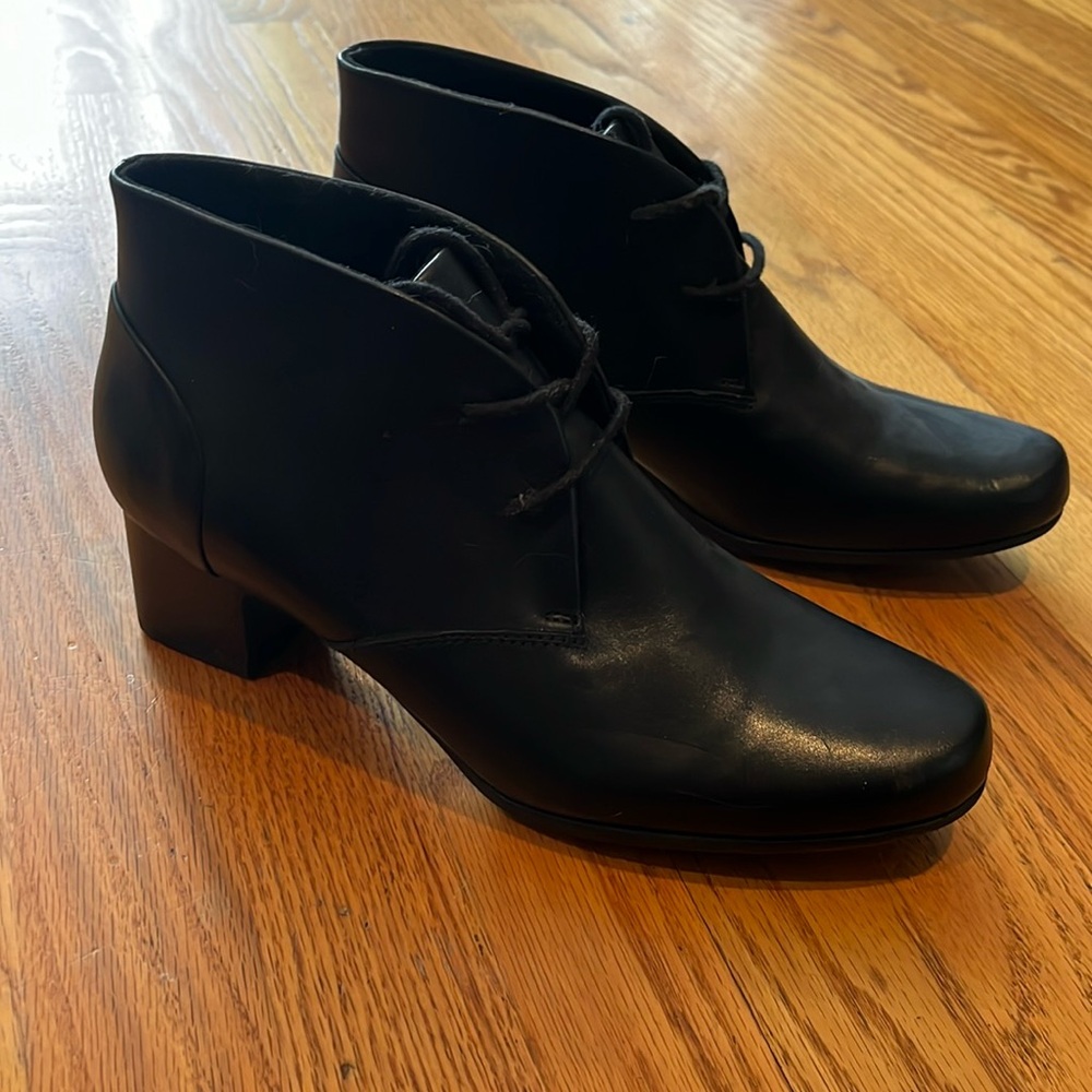 Unstructured by Clarks lace up leather bootie Un Damson fits like a size 9/9.5
